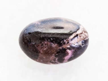 beyaz mermer üzerinde cilalı Rhodonite değerli taş