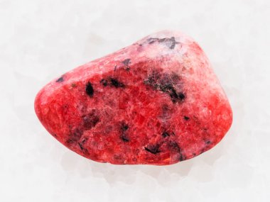 parlak kırmızı akik taş üzerinde beyaz mermer