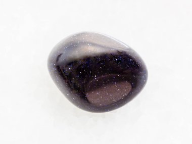 üzerinde beyaz mermer eskitme mavi goldstone değerli taş