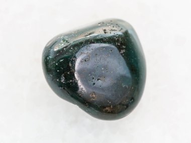 cilalı kediotu taş üzerinde beyaz mermer