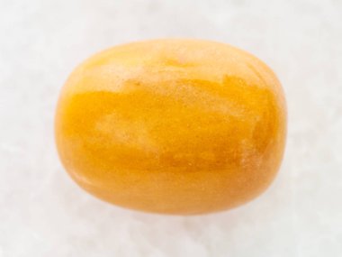 parlak sarı jasper taş üzerinde beyaz mermer