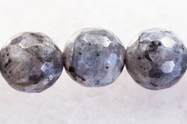 beyaz gri Labrador gemstone kolye