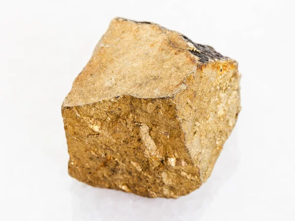 Çiğ sarı Chalcopyrite taş üzerine beyaz mermer — Stok fotoğraf