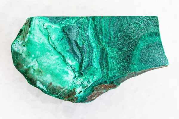 Piedra de malaquita verde en bruto sobre mármol blanco — Foto de Stock