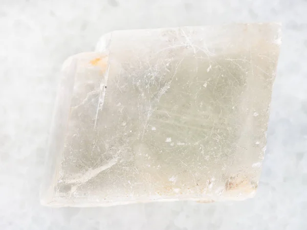 Cristallo grezzo di Islanda pietra preziosa spar su bianco — Foto Stock