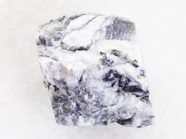 Pedra magnesite áspera em mármore branco — Fotografia de Stock