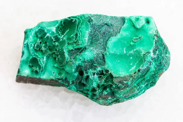 Τραχύ πράσινο malachite πέτρα σε λευκό μάρμαρο — Φωτογραφία Αρχείου