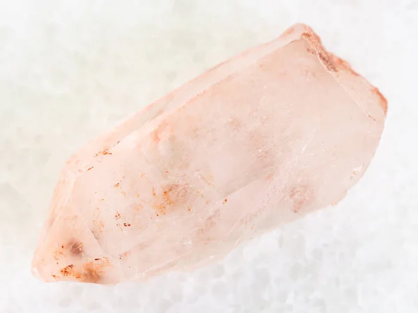 Cristal en bruto de piedras preciosas de cuarzo rosa sobre blanco — Foto de Stock