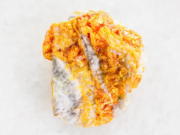 Orpiment amarelo na pedra da dolomita no branco — Fotografia de Stock