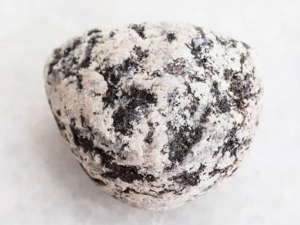 Seixo de pedra diorita em mármore branco — Fotografia de Stock