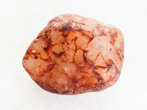 Сирий рожевий кварцовий камінь на білому мармурі — стокове фото