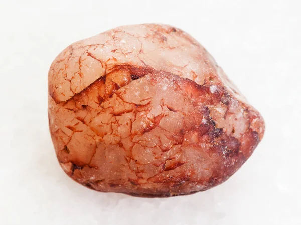 Seixo de pedra de quartzo rosa em mármore branco — Fotografia de Stock