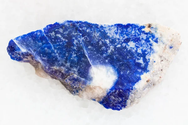 Piedra de lazurita áspera (lapislázuli) sobre blanco — Foto de Stock