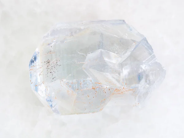 Cristal crudo de piedra celestina sobre mármol blanco — Foto de Stock