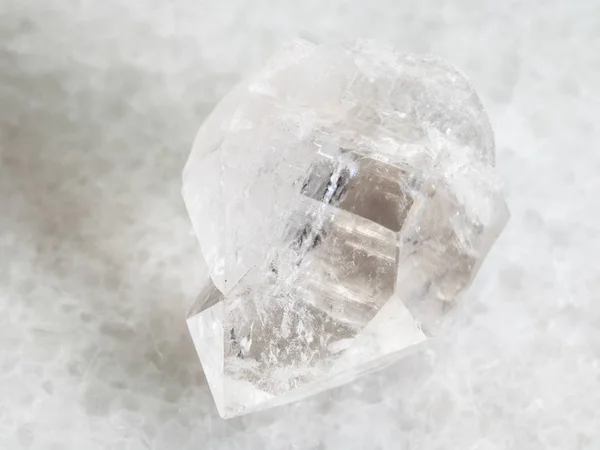 Drsný rock crystal quartz drahokam na bílém — Stock fotografie