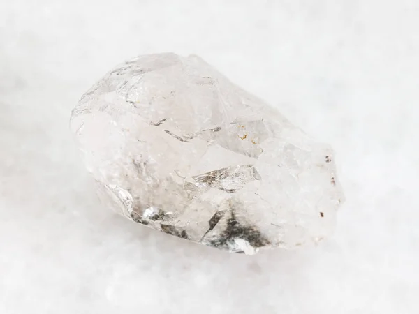 Rå rock-kristall av kvarts ädelsten på vit — Stockfoto
