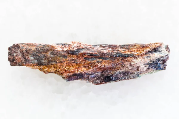 Pedra de xisto cru com cristal de Kyanite no branco — Fotografia de Stock