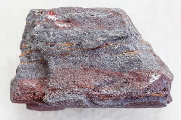 Jaspilit (eisenhaltiger Quarzit) Stein auf weißem Grund — Stockfoto