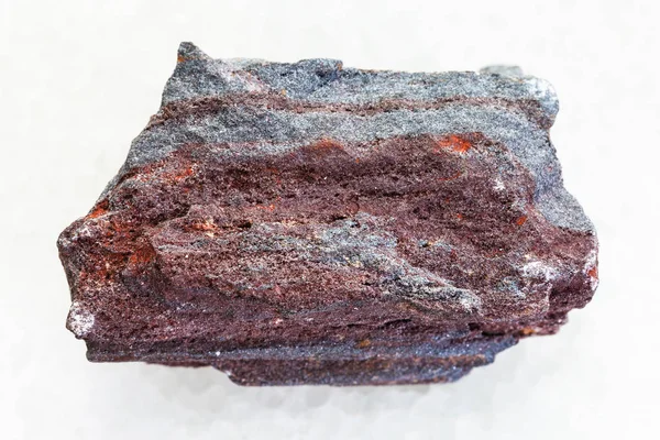 Ham jaspilite (ferruginous kuvarsit) beyaz — Stok fotoğraf