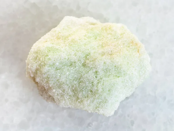 Piedra áspera de Lavrovite en mármol blanco —  Fotos de Stock