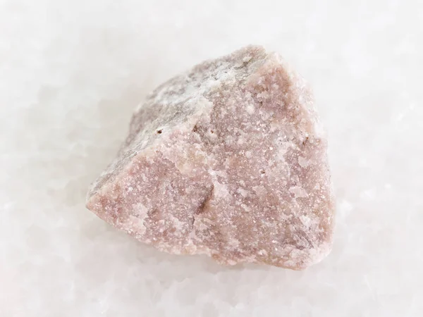 Грубий доломітовий камінь на білому мармурі — стокове фото