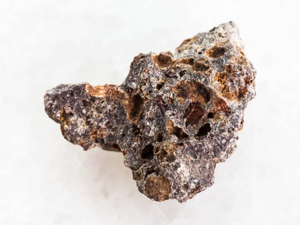 Грубий базальтовий камінь на білому мармурі — стокове фото