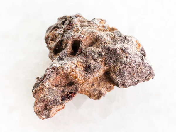 Piedra de basalto en bruto sobre mármol blanco — Foto de Stock