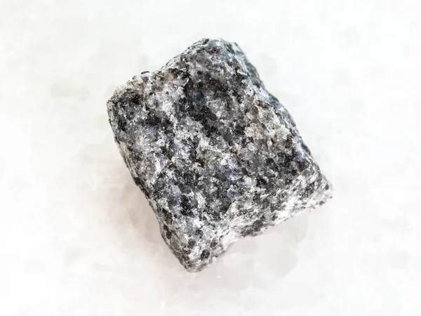Грубий камінь Габро на білому мармурі — стокове фото