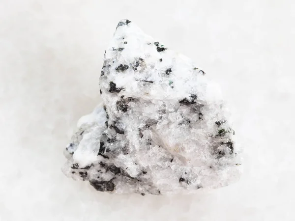 Grov diorit sten på vit marmor — Stockfoto