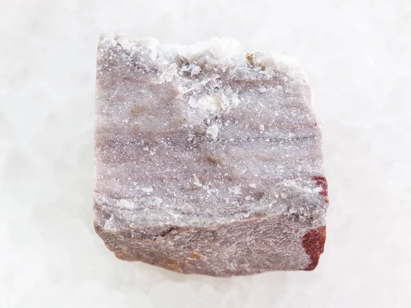Грубий риолітний камінь на білому мармурі — стокове фото