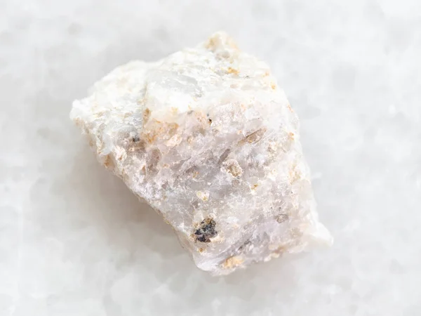 Råa konglomerat sten på vit marmor — Stockfoto
