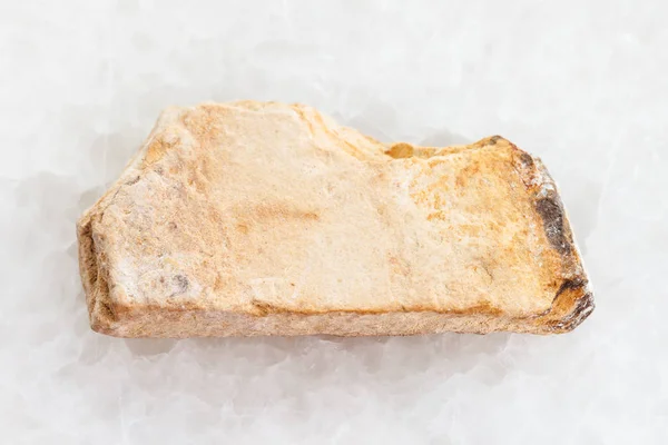 Surový kámen břidlice na bílém mramoru — Stock fotografie
