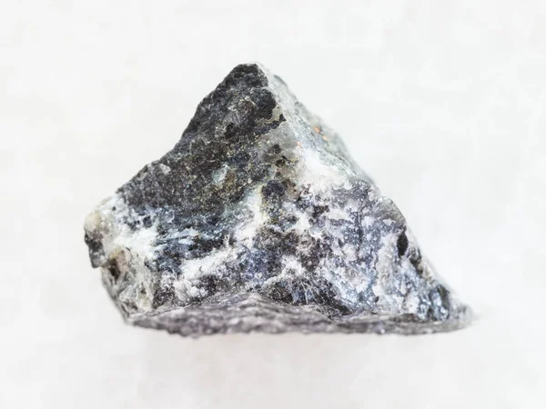 Сира жорстка (антимонітна) руда на білому мармурі — стокове фото