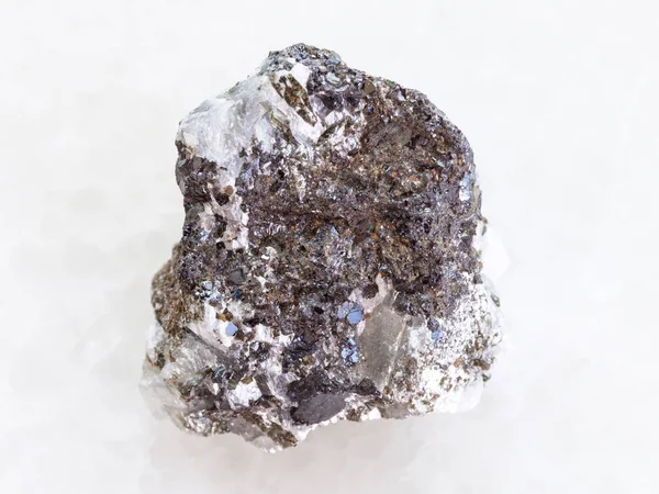 RAW σφαλερίτη (blende ψευδάργυρου) πέτρα σε λευκό μάρμαρο — Φωτογραφία Αρχείου