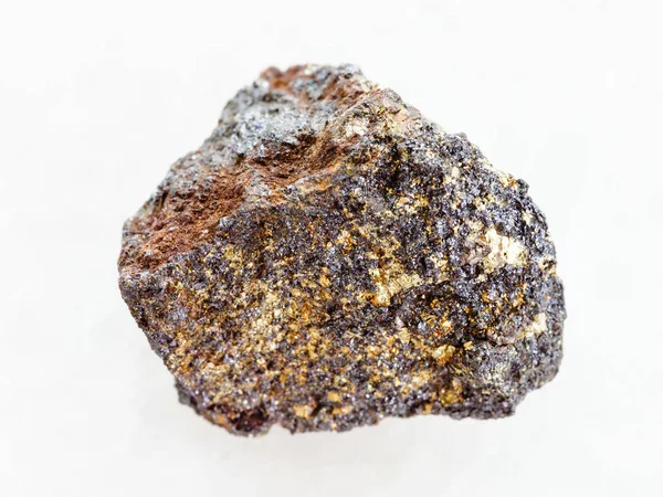 原始的磁铁矿 (铁矿石) 石头在白色 — 图库照片