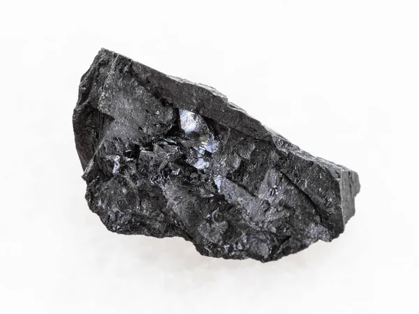 Грубе антрацитове вугілля на білому мармурі — стокове фото