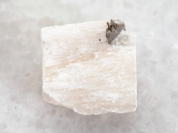 Hrubý kámen sádra na bílém mramoru — Stock fotografie