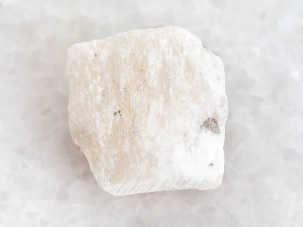 Piedra de yeso en bruto sobre mármol blanco —  Fotos de Stock
