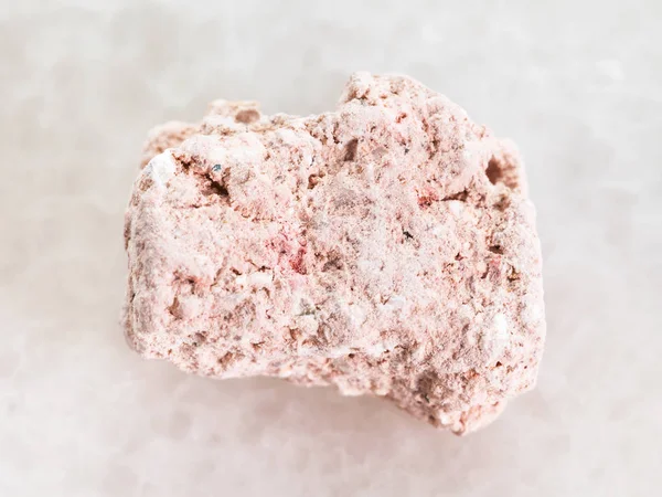 Ruwe kaoliniet stone op wit marmer — Stockfoto