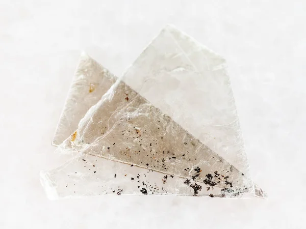 Mica lamina muscovite cru em mármore branco — Fotografia de Stock