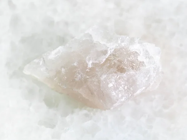 Piedra de cuarzo en bruto sobre mármol blanco —  Fotos de Stock