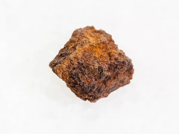 Сирий лімоніт (залізна руда) камінь на білому мармурі — стокове фото