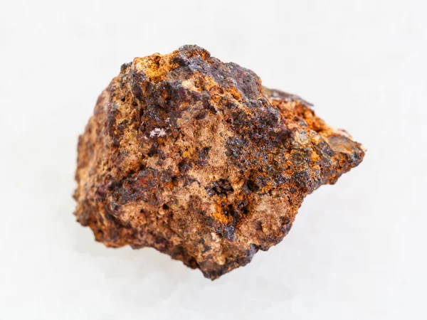 Roher Hämatit (Eisenerz) Stein auf weißem Marmor — Stockfoto