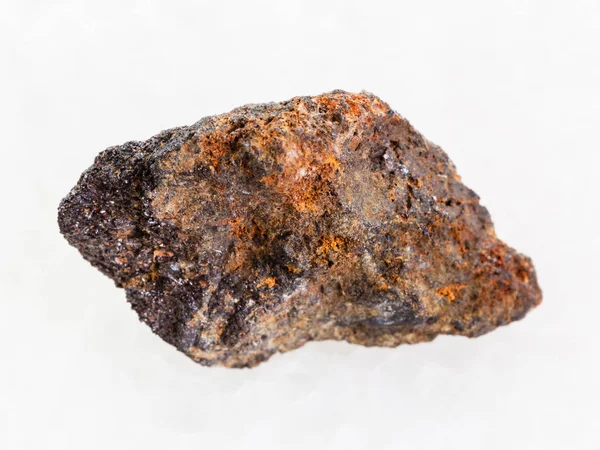 Psilomelano crudo (mineral de manganeso) piedra sobre blanco — Foto de Stock