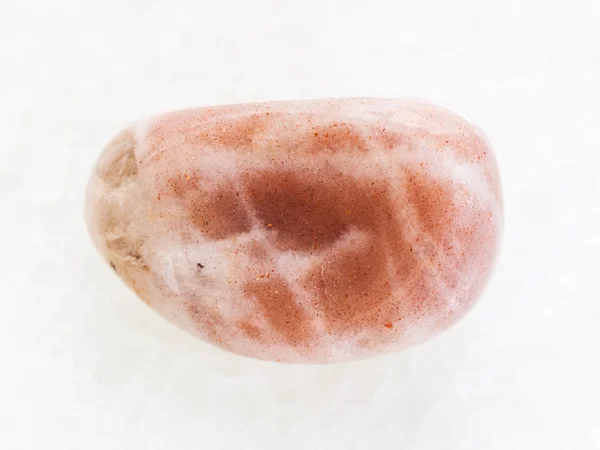 Полированный драгоценный камень лунного камня на белом мраморе — стоковое фото