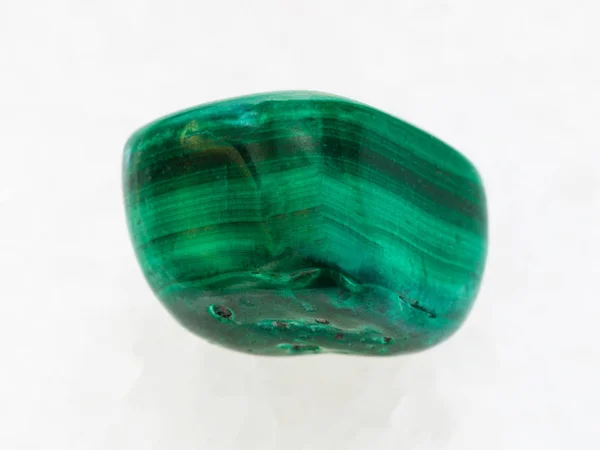 Gemma di Malachite tumbled su marmo bianco — Foto Stock