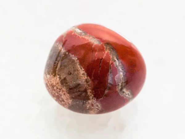 Pietra preziosa Jasper rosso lucido su marmo bianco — Foto Stock