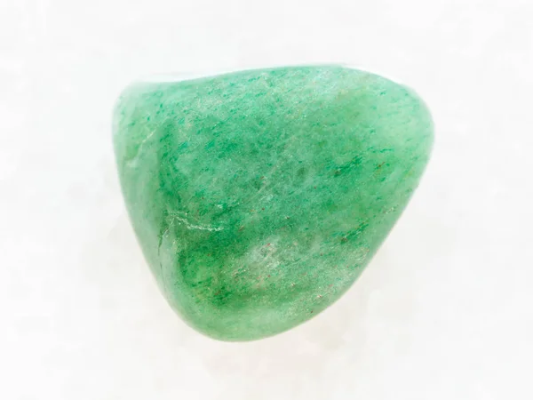 Grüner Aventurin-Edelstein auf weißem Marmor — Stockfoto