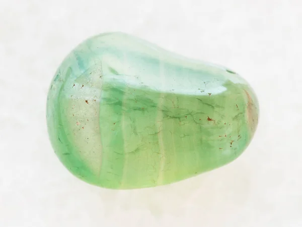 Полированный зеленый Кальцитовый камень на белом мраморе — стоковое фото