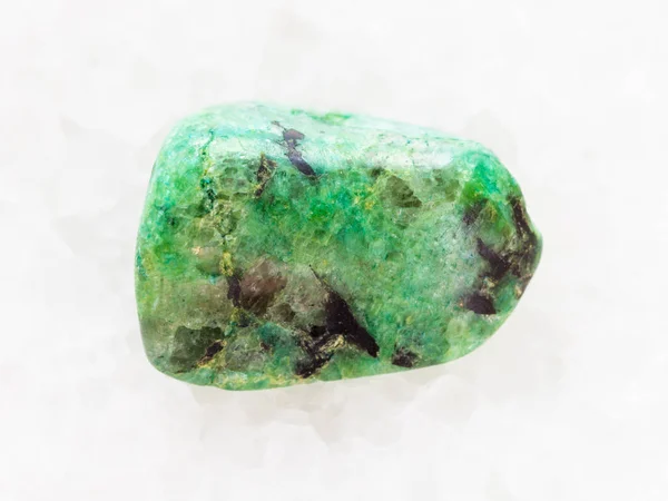 Зеленый камень Агата на белом мраморе — стоковое фото